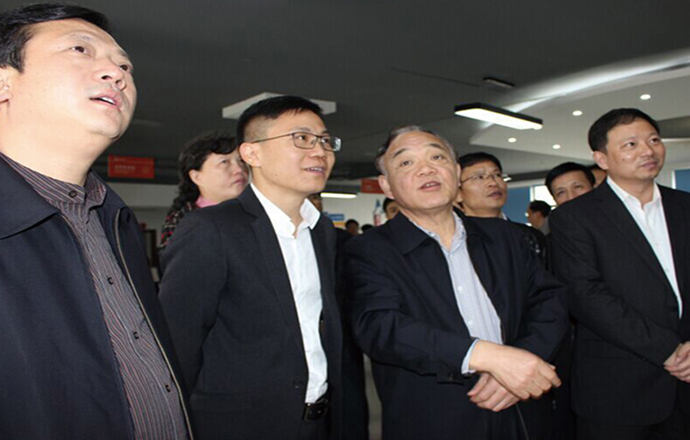 省政府辦公廳、市人大領(lǐng)導(dǎo)一行到電商基地及我司調(diào)研參觀