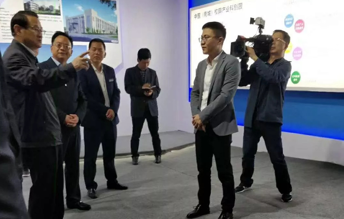 江西省人民政府易煉紅省長一行蒞臨第一槍中國（南城）校具科創(chuàng)園調(diào)研